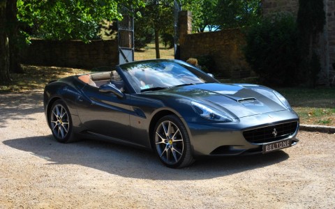 Ferrari California Cabriolet 4.3 460 cv Vous habitez loin de Lyon ? Nous venons vous chercher à la gare ou à l'aéroport.