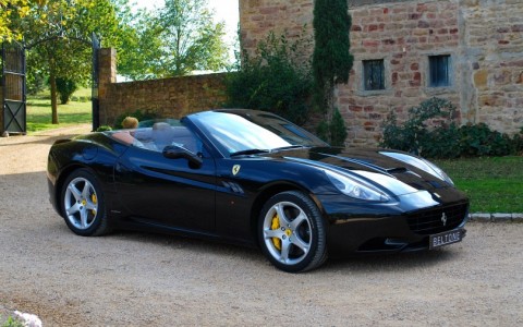 Ferrari California Cabriolet 4.3 460 cv Vous habitez loin de Lyon ? Nous venons vous chercher à la gare ou à l'aéroport.