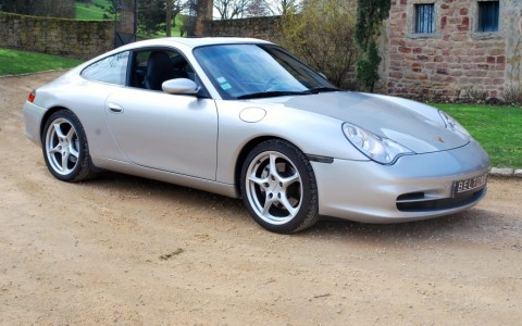 Porsche 996 Carrera 4 3.6 320 cv Vous habitez loin de Lyon ? Nous venons vous chercher à la gare ou à l'aéroport.