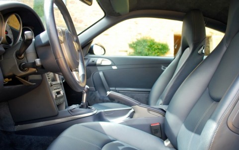 Porsche 997 Carrera S 3.8 355cv La trace blanche sur la portière est le reflet du soleil sur la boucle de la ceinture.