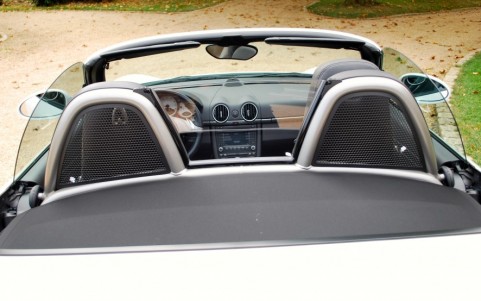 Porsche Boxster S 3.4 310cv PDK 551 : Saute-vent avec bac de rangement.
