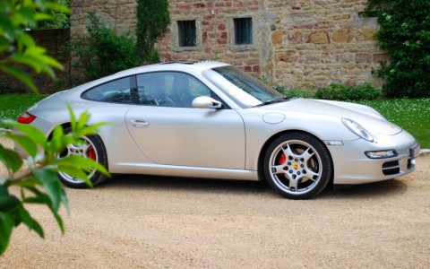 Porsche 997 Carrera S 3.8 355cv 446 : Écussons de roue avec logo Porsche en couleur