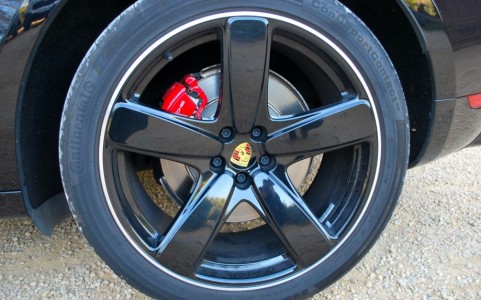 Porsche Macan Turbo Pack Performance V95 : Jantes Sport Classic peintes en noir (finition brillante) 21 pouces