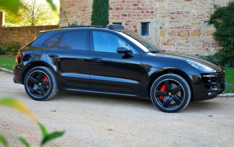 Porsche Macan Turbo Pack Performance QJ4 : Contour des vitres latérales en Noir (finition brillante)