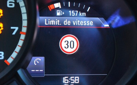 Porsche Macan Turbo Pack Performance 9Q6 : Affichage des limitations de vitesse