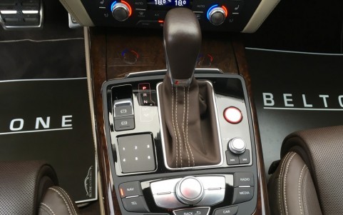 Audi S6 Avant 4.0 V8 450cv YRB : Volant et pommeau de levier de vitesse en cuir Audi Exclusive