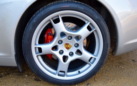 Porsche 997 Carrera S 3.8 355cv 446 : Écusson de roue couleur 