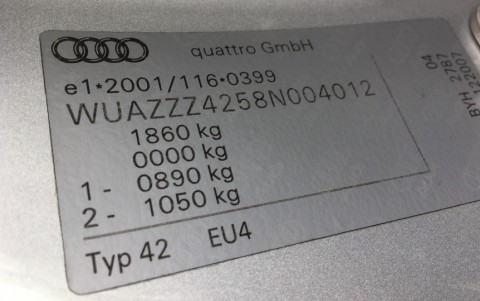 Audi  R8 4.2 FSI Quattro 420cv WUAZZZ4258N004012