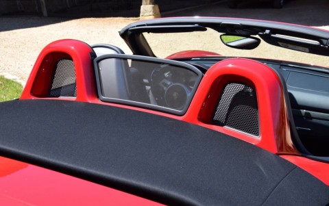 Porsche Boxster GTS PDK 546 : Habillage de l'arceau de sécurité peint en couleur extérieure