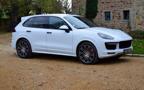 Porsche Cayenne GTS 3.6 440cv PX2 : Pack additionnel extérieur noir en finition brillante. 