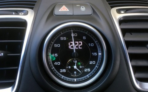 Porsche Cayman GTS PDK - Pack Chrono Sport Plus à fond noir avec bouton Sport et Sport Plus sur la console centrale.