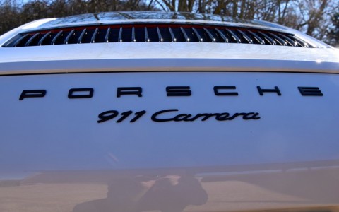 Porsche 991 Carrera PDK 3.0 370cv CWJ : Logo Porsche et monogramme arrière peint en noir
