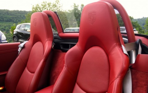 Porsche Boxster RS60 Spyder XSC : Écusson Porsche en relief sur appuis-tête